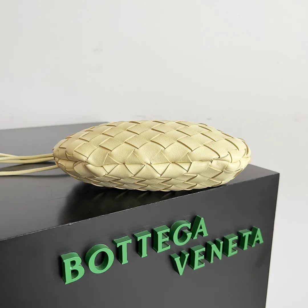 Batch of 1260 BV Mini Sardine is coming‼ ️Super high-end, stainless steel hardware + 24k real gold plating process, fish scales (concave and convex positions) are the finishing touch, the sardine bag that can be carried cross-body is completely beautiful to the heart. The metal element handle and the weaving are perfectly combined to completely integrate the artistic sense and elegance and fashion. It is really like a work of art🏺The large size is elegant, the small size is exquisite and cute, a must-have item for fashionistas, and the details are perfectly reproduced. Style number: 744267 Size 20*12*2.5